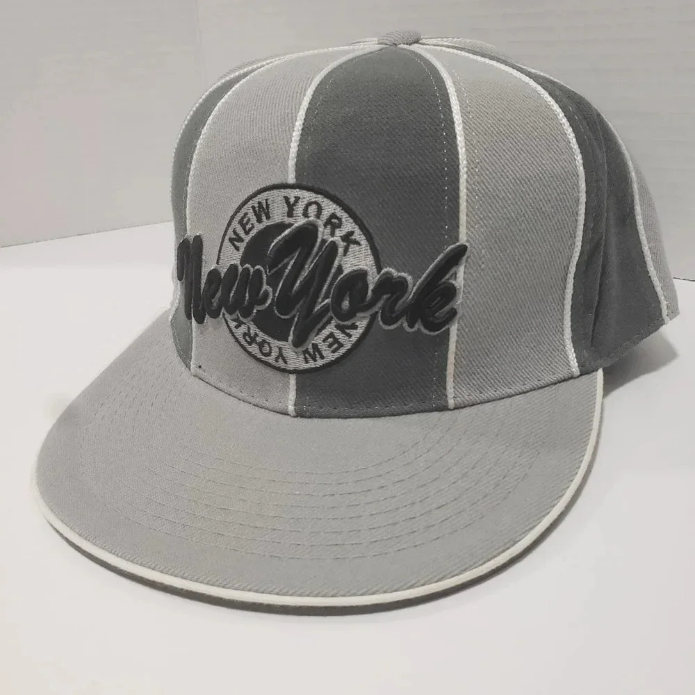 New  York Yankees Mens Gray Fitted Ball Cap.